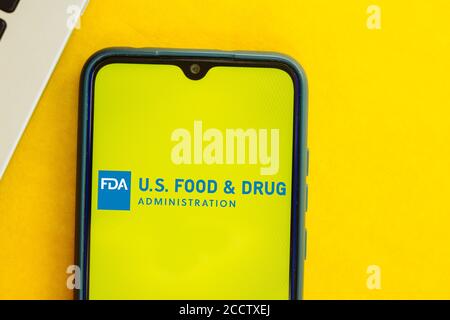 In dieser Abbildung wird das Logo der Food and Drug Administration (FDA) auf einem Smartphone angezeigt. Stockfoto