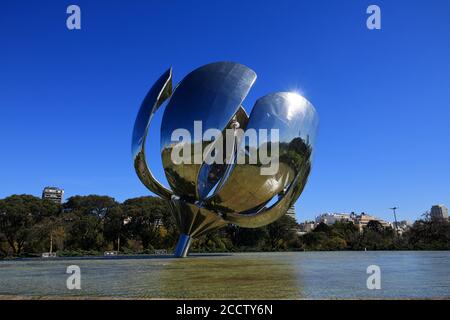 Floralis Generica ist eine Metallskulptur auf dem Platz der Vereinten Nationen, Avenida Figueroa Alcorta, in der Autonomen Stadt Buenos Aires. Stockfoto