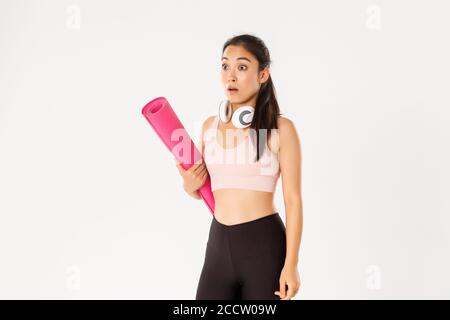 Sport, Wohlbefinden und aktives Lifestyle-Konzept. Schockiert asiatische Fitness-Mädchen in Stupor, Drop Kiefer und Schnappatmung beim Blick links auf Logo oder Banner-Info Stockfoto