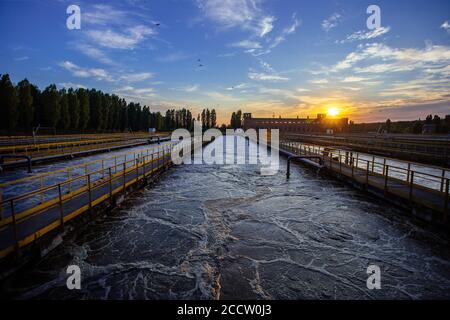 Moderne Kläranlage. Tanks zur Belüftung und biologischen Reinigung von Abwasser bei Sonnenuntergang Stockfoto