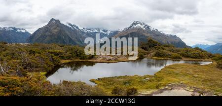 Panoramablick vom Key Summit auf die Berge des Fiordland National Park, Southland/Neuseeland Stockfoto