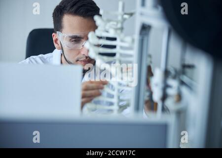 Wissenschaftler mit Blick auf das Doppelhelix-Modell Stockfoto