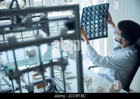 Wissenschaftler untersucht die Magnetresonanztomographie des Kopfes Stockfoto