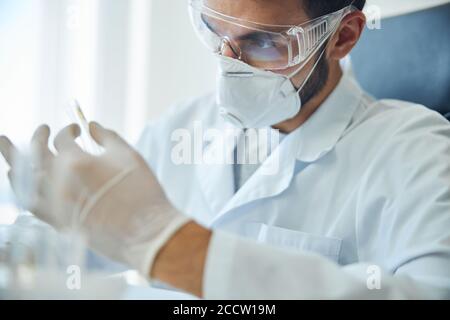 Virologe, die wissenschaftliche Forschung in einem Labor Stockfoto