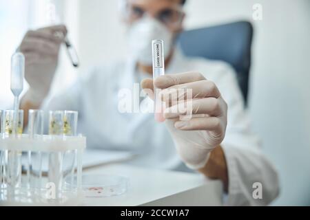 Chemiker, der in einem Forschungslabor mit biologischen Substanzen arbeitet Stockfoto