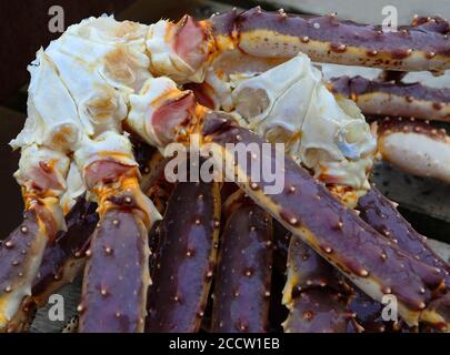 Nahaufnahme von großen riesigen König Krabbenbeine vor dem Kochen, niedrige DOF. Farbenfrohes Makro. Stockfoto