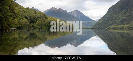 Panorama des Lake Gunn im Eglinton Valley, auf dem Weg zum Milford Sound, Fiordland National Park, Southland/Neuseeland Stockfoto