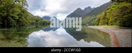 Panorama des Lake Gunn im Eglinton Valley, auf dem Weg zum Milford Sound, Fiordland National Park, Southland/Neuseeland Stockfoto