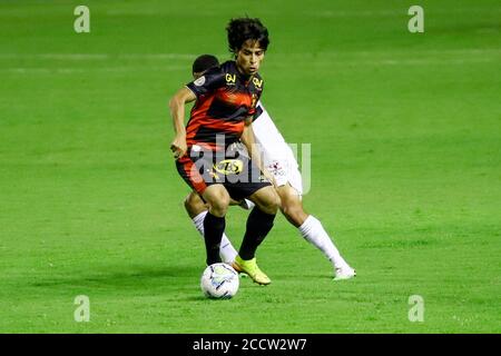 23. August 2020; Estadio Ilha do Retiro, Recife, Pernambuco, Brasilien; Brasilianische Serie A, Sport Recife gegen Sao Paulo; Ricardinho von Sport Recife behält die Kontrolle über den Ball Stockfoto