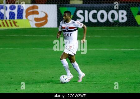 23. August 2020; Estadio Ilha do Retiro, Recife, Pernambuco, Brasilien; Brasilianische Serie A, Sport Recife gegen Sao Paulo; Reinaldo von Sao Paulo kommen vorne auf den Ball Stockfoto