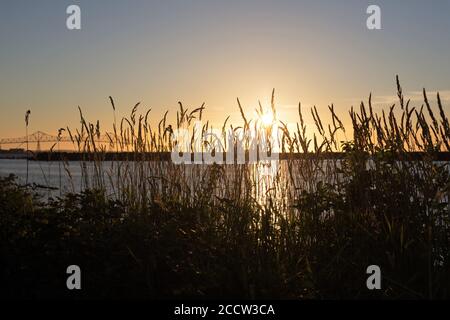 Sonnenuntergang über dem Columbia River in Astoria, Oregon, USA. Stockfoto