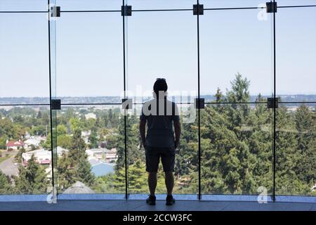 Ein Mann mit Blick auf die Aussicht von den oberen Gärten der Grotto, in Portland, Oregon, USA. Stockfoto