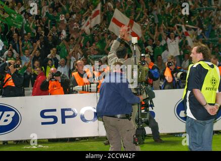 07. September 2005. Windsor Park, Belfast, Nordirland. Internationaler Fußball – 2006 FIFA Fußball-Weltmeisterschaft Gruppe 6 Qualifier, Nordirland 1 England 0. Nordirland-Manager Lawrie Sanchez würdigt Nordirland-Fans im Windsor Park Belfast nach einem berühmten Fußball-Sieg über England im Jahr 2005. Stockfoto