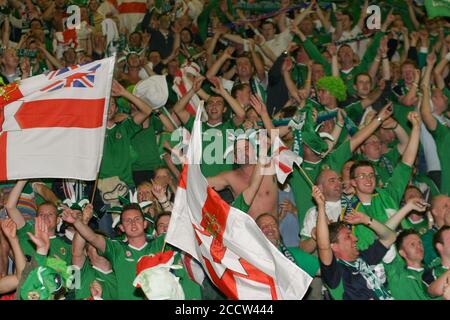 07. September 2005. Windsor Park, Belfast, Nordirland. Internationaler Fußball – 2006 FIFA Fußball-Weltmeisterschaft Gruppe 6 Qualifier, Nordirland 1 England 0. Nordirland-Fans feiern einen berühmten Sieg am Ende des Spiels gegen England. Stockfoto