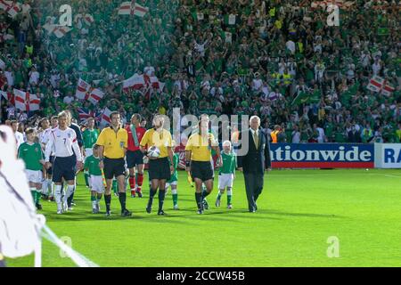 07. September 2005. Windsor Park, Belfast, Nordirland. Internationaler Fußball – 2006 FIFA Fußball-Weltmeisterschaft Gruppe 6 Qualifier, Nordirland 1 England 0. Schiedsrichter Massimo Busacca und die nordirischen und englischen Fußballmannschaften kommen zusammen auf den Platz im Windsor Park, Belfast, Nordirland für das WM-Qualifikationsspiel September 2005. Stockfoto