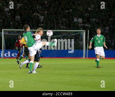 07. September 2005. Windsor Park, Belfast, Nordirland. Internationaler Fußball – 2006 FIFA Fußball-Weltmeisterschaft Gruppe 6 Qualifier, Nordirland 1 England 0. David Beckham herausgefordert von David Healy (grüne 9). Stockfoto