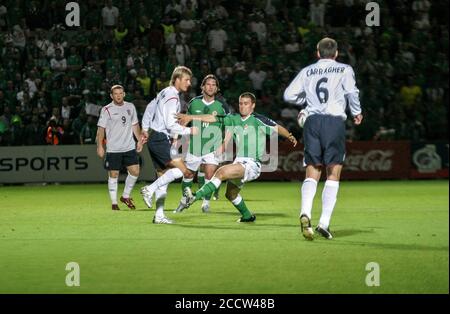 07. September 2005. Windsor Park, Belfast, Nordirland. Internationaler Fußball – 2006 FIFA Fußball-Weltmeisterschaft Gruppe 6 Qualifier, Nordirland 1 England 0. David Beckham und David Healy (grün 9).in Aktion. Stockfoto