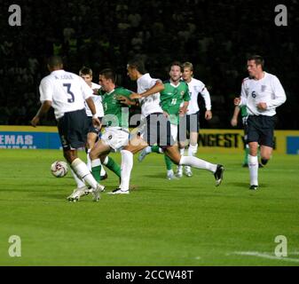 07. September 2005. Windsor Park, Belfast, Nordirland. Internationaler Fußball – 2006 FIFA Fußball-Weltmeisterschaft Gruppe 6 Qualifier, Nordirland 1 England 0. David Healey umgeben von Engländern. Stockfoto