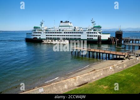 Mukilteo Ferry Dock. Eine Washington State Fähre an der Mukilteo Fähranlegestelle am Puget Sound. Washington State. Stockfoto