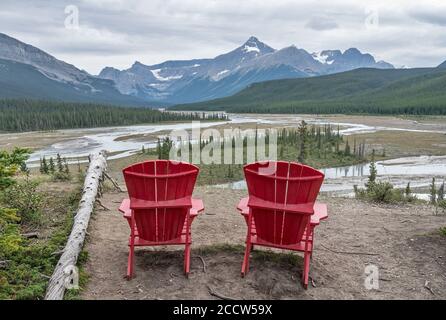 Red Chairs am Howse River ViewPoint im Banff National Park, Alberta, Kanada Stockfoto