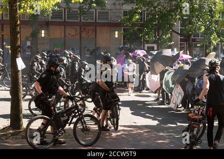 USA 25. Juli 2020: Spät in den Tag Protestor mit der Polizei auf Capitol Hill konfrontiert. Stockfoto