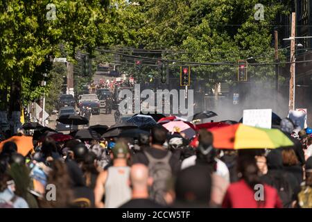 USA 25. Juli 2020: Spät in den Tag Protestor mit der Polizei auf Capitol Hill konfrontiert. Stockfoto