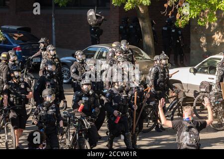 USA 25. Juli 2020: Spät in den Tag Protestor mit der Polizei auf Capitol Hill konfrontiert. Stockfoto