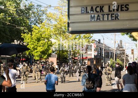 USA 25. Juli 2020: Spät in den Tag Protestor mit der Polizei auf Capitol Hill konfrontiert. Stockfoto