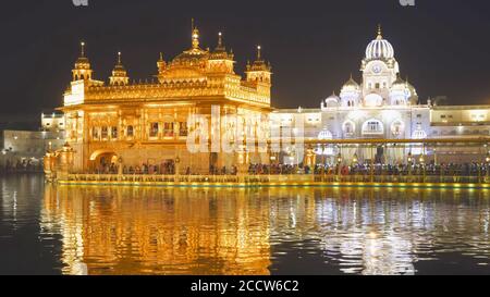 Nahsicht auf den schönen sikh goldenen Tempel in der Nacht In indien Stockfoto