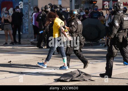 USA 25. Juli 2020: Spät am Tag verhaftete die Polizei einen Protestierenden auf dem Capitol Hill. Stockfoto