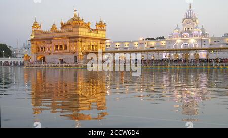 AMRITSAR, INDIEN - 18. MÄRZ 2019: Mittlere Ansicht des berühmten goldenen Tempels bei Sonnenuntergang in amritsar Stockfoto