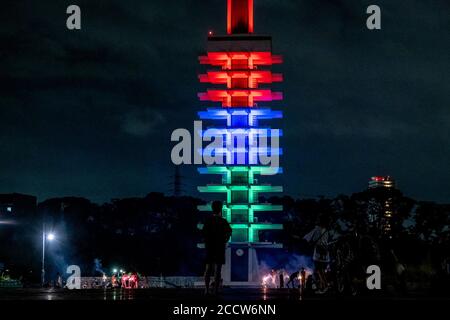 Tokio, Japan. August 2020. Der Komazawa Park Olympics Memorial Tower ist in der Farbe der Paralympics beleuchtet, da er ein Jahr vor Tokio 2020 Paralympics geht.die Paralympics und Olympischen Spiele in Tokio 2020 wurden aufgrund der COVID-19 Situation auf 2021 verschoben. Kredit: SOPA Images Limited/Alamy Live Nachrichten Stockfoto