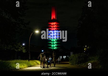 Tokio, Japan. August 2020. Der Komazawa Park Olympics Memorial Tower ist in der Farbe der Paralympics beleuchtet, da er ein Jahr vor Tokio 2020 Paralympics geht.die Paralympics und Olympischen Spiele in Tokio 2020 wurden aufgrund der COVID-19 Situation auf 2021 verschoben. Kredit: SOPA Images Limited/Alamy Live Nachrichten Stockfoto