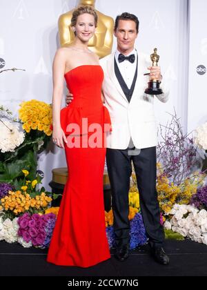 3. März 2014, Hollywood, Kalifornien, USA: Jennifer Lawrence und Matthew McConaughey posieren im Presseraum während der Oscars im Loews Hollywood Hotel. (Bild: © Billy Bennight/ZUMA Wire) Stockfoto