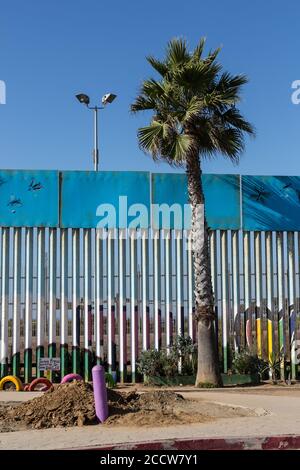 Dieser Metallzaun in Tijuana markiert die internationale Grenze zwischen den Vereinigten Staaten und Mexiko. Der Zaun auf der US-Seite ist im Backgr zu sehen Stockfoto