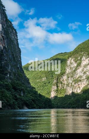 Der Grijalva Fluss bildete die schieren Felswände des Sumidero Canyon National Park, Chiapas, Mexiko Stockfoto