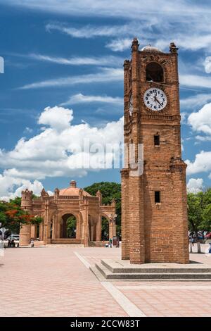 Der Uhrturm und der Brunnen von La Pila auf dem platz von Chiapa de Corzo. Der Pila-Brunnen wurde 1562 im maurischen Stil aus Ziegeln erbaut. Stockfoto