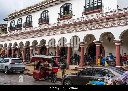 Spanische Kolonialbauten im maurischen Stil rund um den Zocalo-Platz in San Cristobal de las Casas, Mexiko. Stockfoto