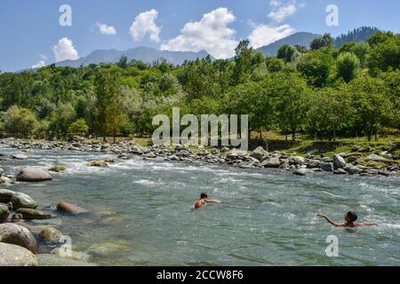 Srinagar, Indien. August 2020. Kashmiri Jungen schwimmen im Fluss, um sich während eines heißen Sommertages am Stadtrand von Srinagar zu kühlen. Kredit: SOPA Images Limited/Alamy Live Nachrichten Stockfoto