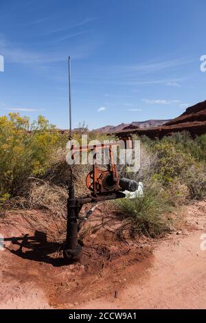 Ein flacher Ölbrunnen mit einem sehr kleinen Pumpenheber im Südosten Utahs. Stockfoto