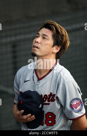 Cleveland, Usa. August 2020. Minnesota Twins Kenta Maeda (18) schaut auf die Flagge während der Nationalhymne vor seinem Start gegen die Cleveland Indians im Progressive Field in Cleveland, Ohio am Montag, 24. August 2020. Foto von Aaron Josefczyk/UPI Credit: UPI/Alamy Live News Stockfoto