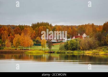 Ferienhäuser am See. Ländliche Aussicht auf die schönen Häuser im Herbst. Stockfoto