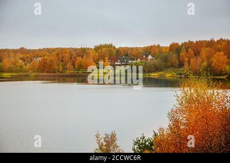 Ferienhäuser am See. Ländliche Aussicht auf die schönen Häuser im Herbst. Stockfoto