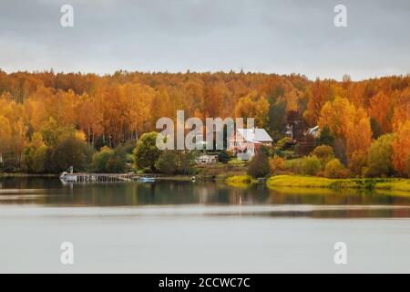 Ferienhäuser am See. Ländliche Aussicht auf die schönen Häuser im Herbst. Stockfoto