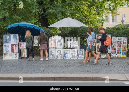 Sankt Petersburg, Russland - 22. August 2020: Geschäfte von Straßenporträts mit den Kunstwerken auf dem Bürgersteig des Newski Prospekts. Stockfoto