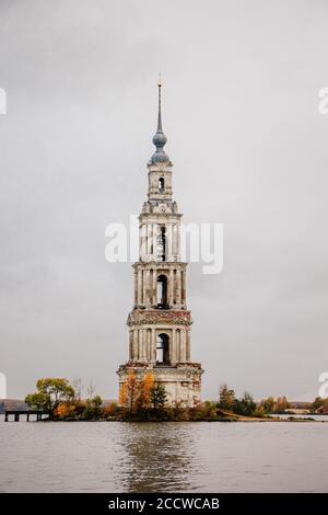 Alte verlassene Glockenturm in der Mitte des Sees, Kalyazin, Russland Stockfoto