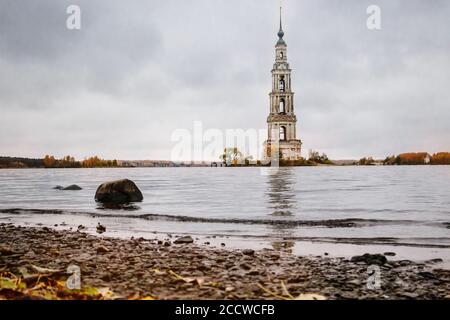 Alte verlassene Glockenturm in der Mitte des Sees, Kalyazin, Russland Stockfoto