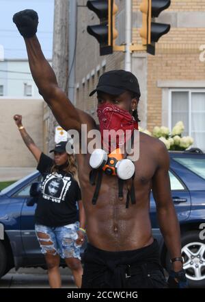 Kenosha, Wisconsin, USA. August 2020. Junge Demonstranten blockieren die Sheridan Road, eine Hauptzufahrt in die Innenstadt, einen Block vor der offiziellen Polizeisperre, am Montagabend, den 24. August 2020, zwei Stunden vor der 20:00 Uhr-Ausgangssperre, nach der Erschießung eines afroamerikanischen Mannes Jacob Blake durch einen weißen Polizisten am Vortag. Kredit: ZUMA Press, Inc./Alamy Live Nachrichten Stockfoto