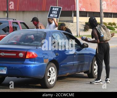 Kenosha, Wisconsin, USA. August 2020. Junge Demonstranten blockieren die Sheridan Road, eine Hauptzufahrt in die Innenstadt, einen Block vor der offiziellen Polizeisperre, am Montagabend, den 24. August 2020, zwei Stunden vor der 20:00 Uhr-Ausgangssperre, nach der Erschießung eines afroamerikanischen Mannes Jacob Blake durch einen weißen Polizisten am Vortag. Kredit: ZUMA Press, Inc./Alamy Live Nachrichten Stockfoto
