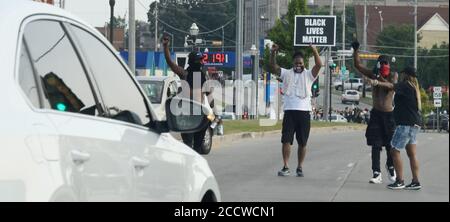 Kenosha, Wisconsin, USA. August 2020. Junge Demonstranten blockieren die Sheridan Road, eine Hauptzufahrt in die Innenstadt, einen Block vor der offiziellen Polizeisperre, am Montagabend, den 24. August 2020, zwei Stunden vor der 20:00 Uhr-Ausgangssperre, nach der Erschießung eines afroamerikanischen Mannes Jacob Blake durch einen weißen Polizisten am Vortag. Kredit: ZUMA Press, Inc./Alamy Live Nachrichten Stockfoto